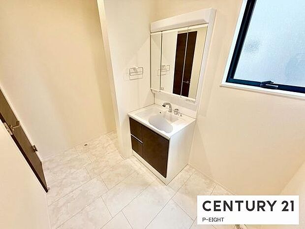 明るい洗面台で身支度ができます!