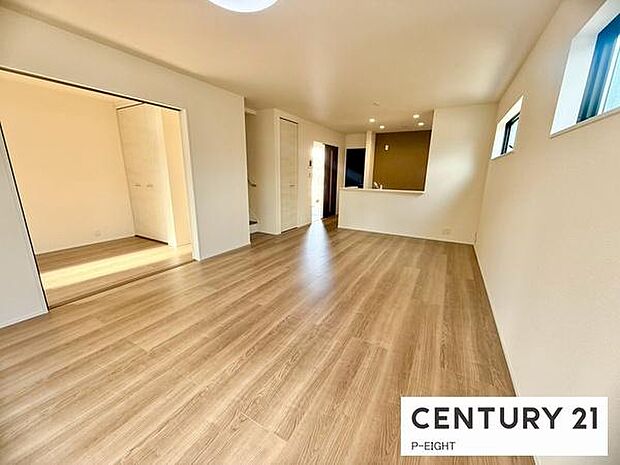 大きな窓から日光が差し込む明るいリビングです！