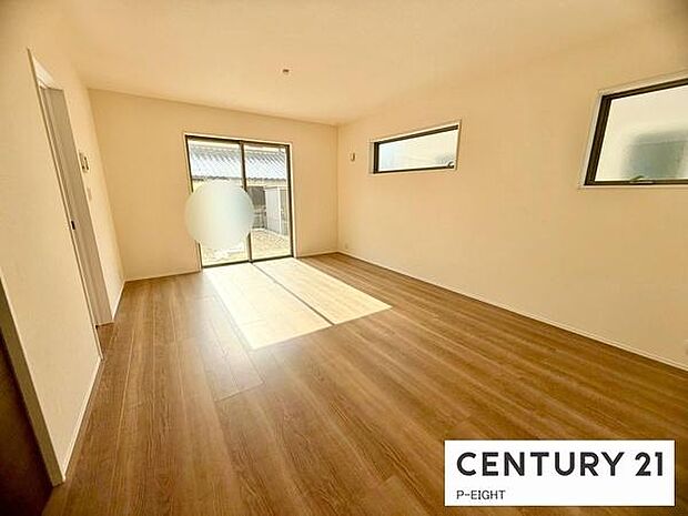 大きな窓から日光が差し込む明るいリビングです！