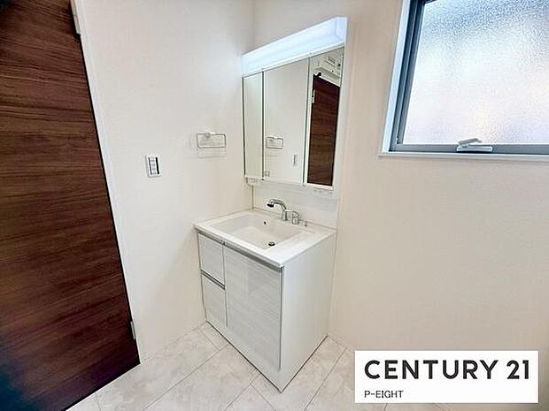 明るい洗面台で身支度ができます！