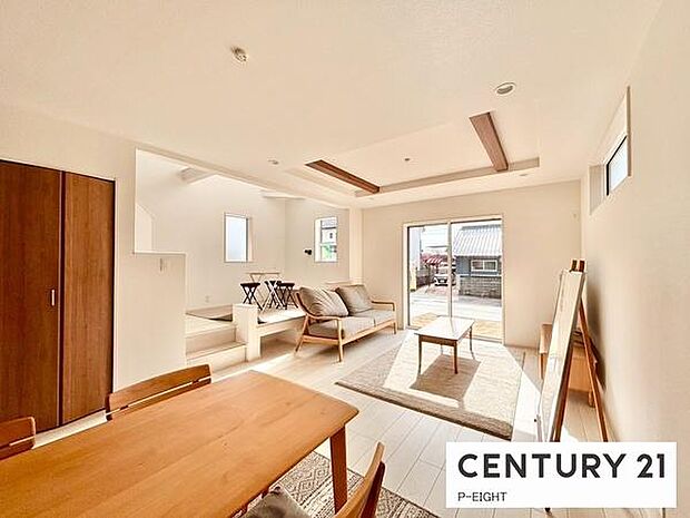 大きな窓から日光が差し込む明るいリビングです！