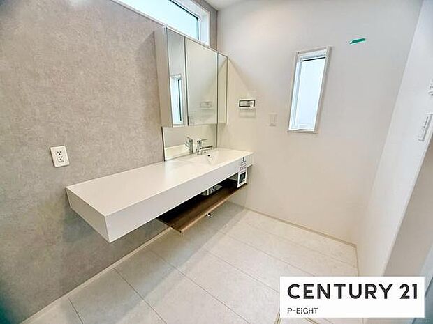 明るい洗面台で身支度ができます!