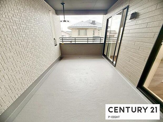 広々としたバルコニーで洗濯物も快適に。