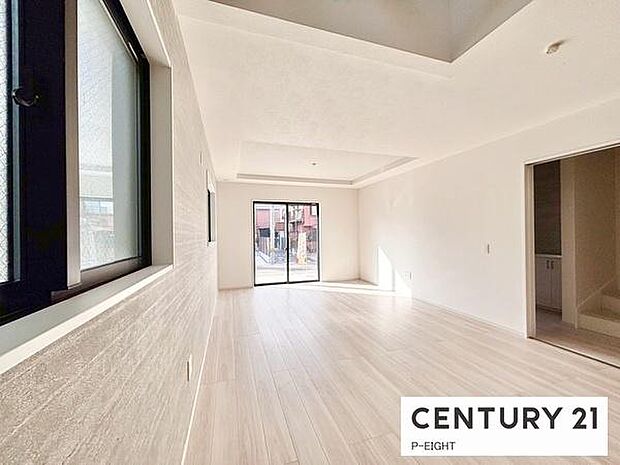 大きな窓から日光が差し込む明るいリビングです！