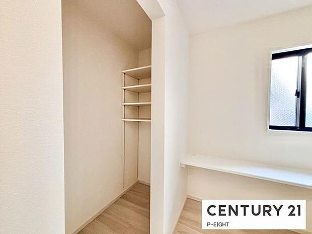 便利な可動棚付きのパントリーです！