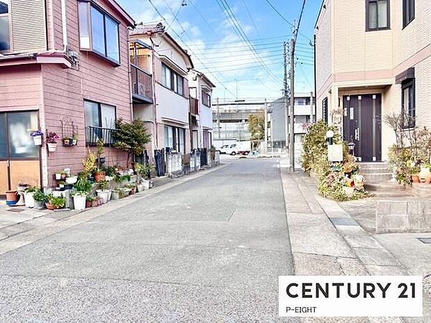 幅員約6.0ｍのゆとりある道路です！駐車も快適です！