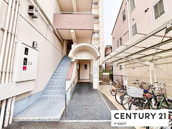 道路から見たエントランスです！