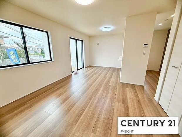 大きな窓から日光が差し込む明るいリビングです！