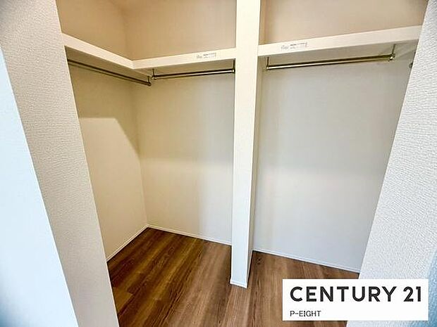 ウォークインクローゼットでたくさん収納できます！