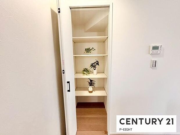 キッチン近くには収納に便利なパントリーあり！