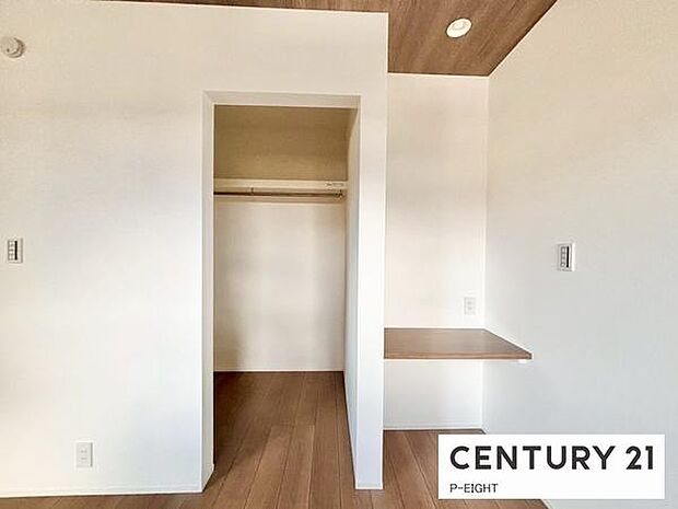 ウォークインクローゼットでたくさん収納できます！