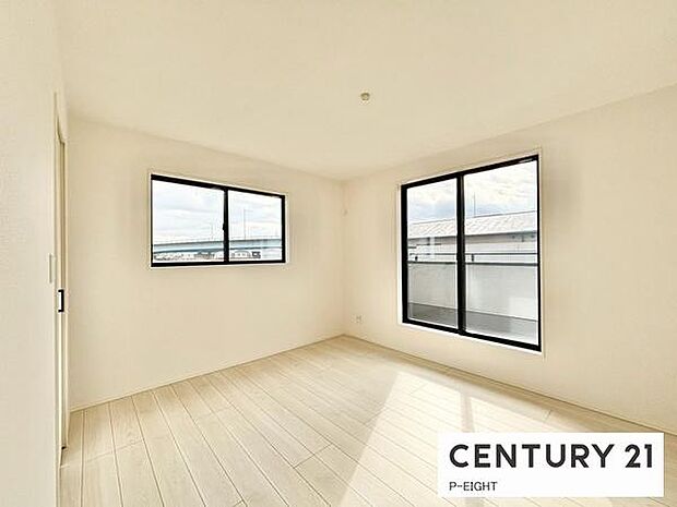 バルコニーに面している明るい洋室です！