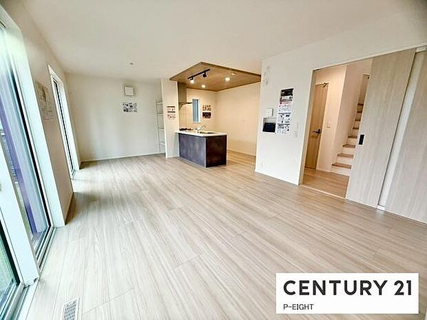 大きな窓から日光が差し込む明るいリビングです!