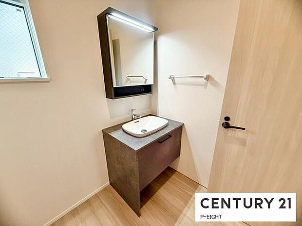 明るい洗面台で身支度ができます!