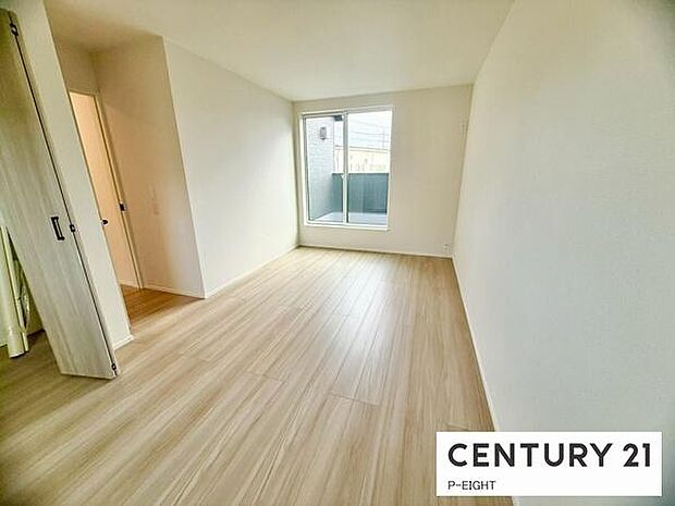 バルコニーに面している明るい洋室です！