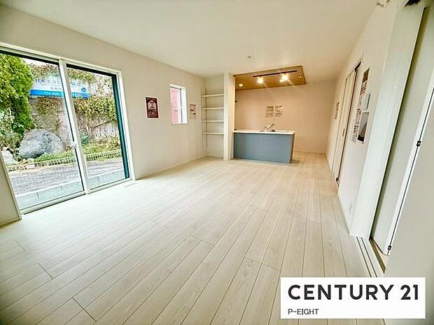 大きな窓から日光が差し込む明るいリビングです!