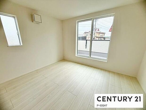 バルコニーに面している明るい洋室です！