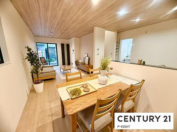 大きな窓から日光が差し込む明るいリビングです！