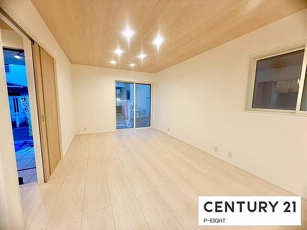 大きな窓から日光が差し込む明るいリビングです！