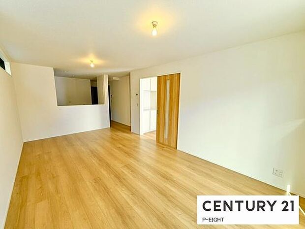 大きな窓から日光が差し込む明るいリビングです！