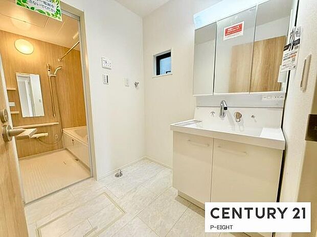 明るい洗面台で身支度ができます！