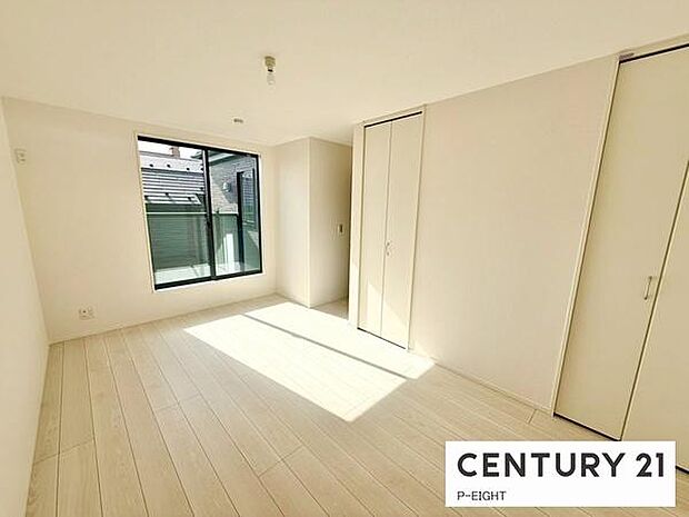 バルコニーに面している明るい洋室です！