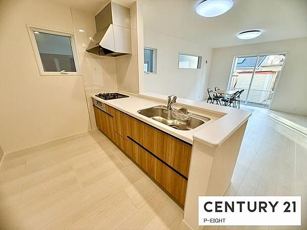 料理をしながらリビングを見渡せるつくりで、料理中も家族との会話がはずみます。