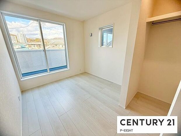 バルコニーに面している明るい洋室です！