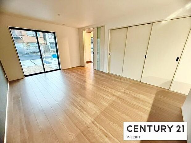 大きな窓から日光が差し込む明るいリビングです!