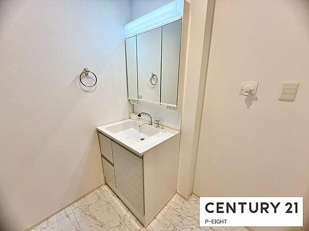 明るい洗面台で身支度ができます！