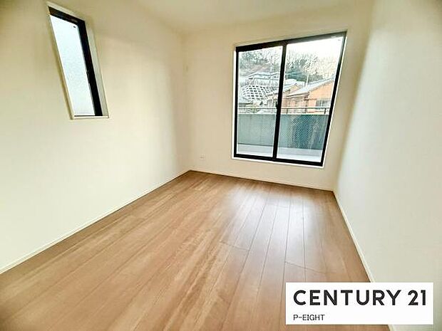 バルコニーに面している明るい洋室です！