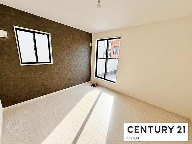 バルコニーに面している明るい洋室です！