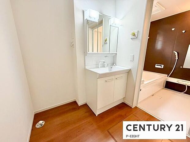 明るい洗面台で身支度ができます!