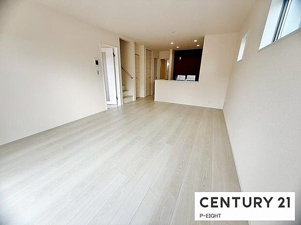 大きな窓から日光が差し込む明るいリビングです！