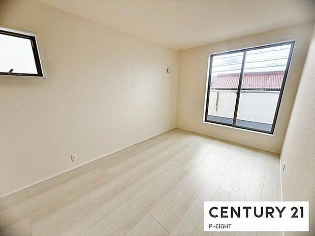 バルコニーに面している明るい洋室です！