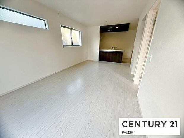 大きな窓から日光が差し込む明るいリビングです！