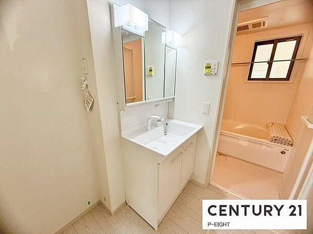 明るい洗面台で身支度ができます！