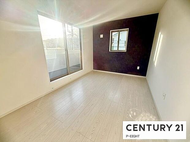 バルコニーに面している明るい洋室です！