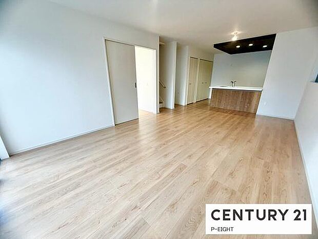 大きな窓から日光が差し込む明るいリビングです！