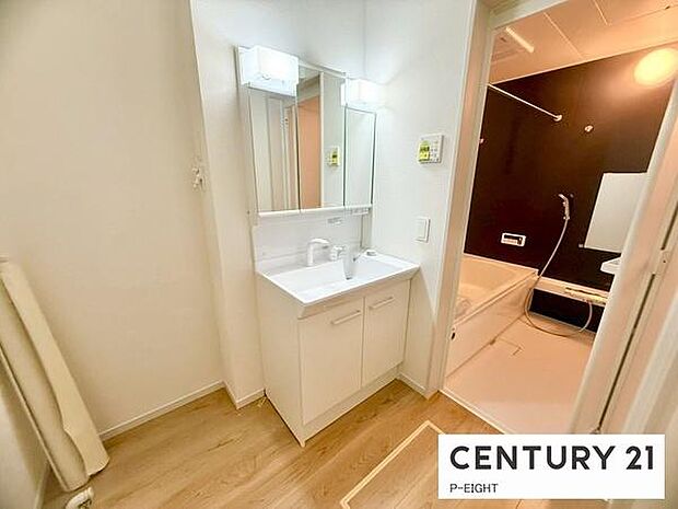 明るい洗面台で身支度ができます！