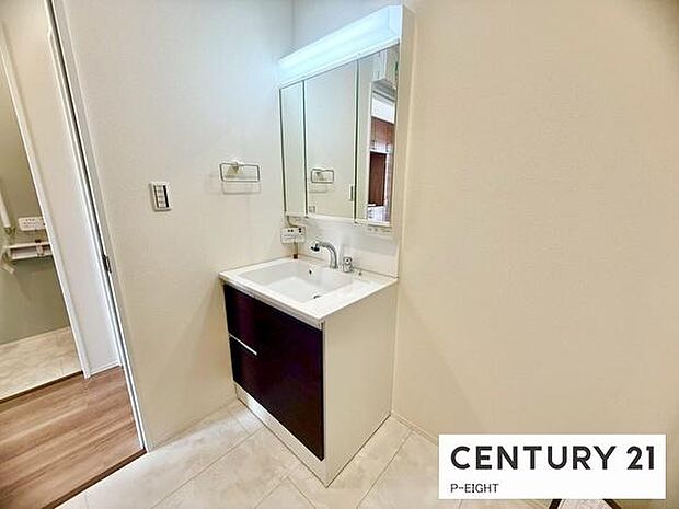 明るい洗面台で身支度ができます！