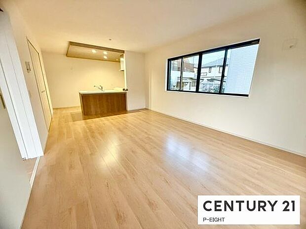 大きな窓から日光が差し込む明るいリビングです！