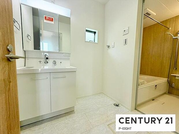 明るい洗面台で身支度ができます！