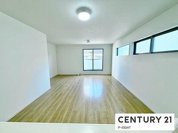 大きな窓から日光が差し込む明るいリビングです！