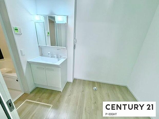 明るい洗面台で身支度ができます!