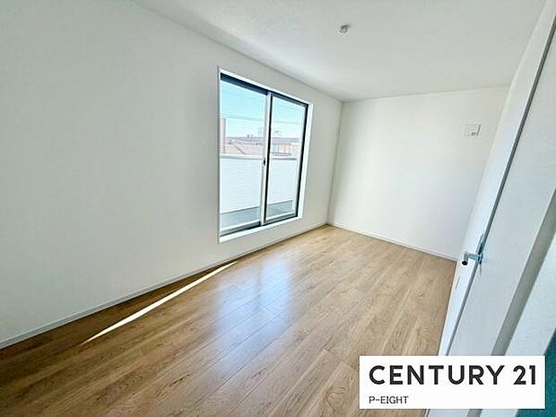 バルコニーに面している明るい洋室です！