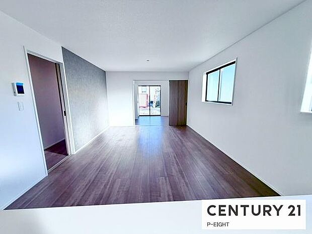 大きな窓から日光が差し込む明るいリビングです！