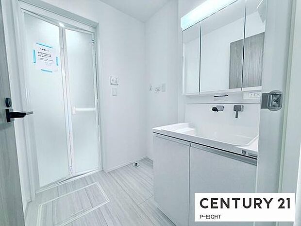 明るい洗面台で身支度ができます!