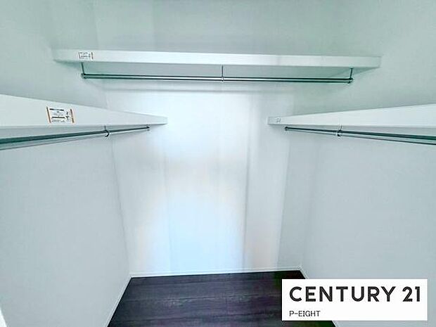 ウォークインクローゼットでたくさん収納できます！