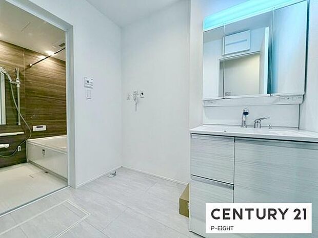 明るい洗面台で身支度ができます！